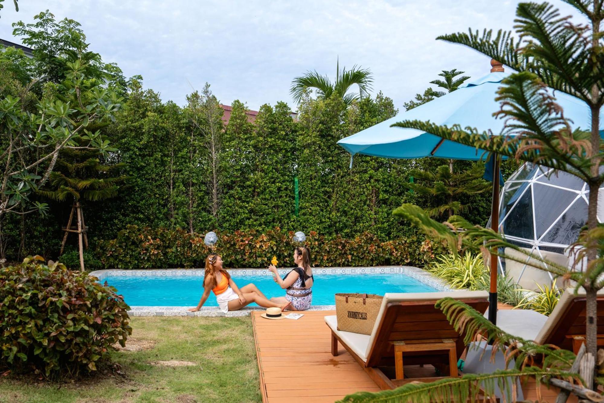Le Resort&Villas Rawai Esterno foto A pool in Phuket, Thailand