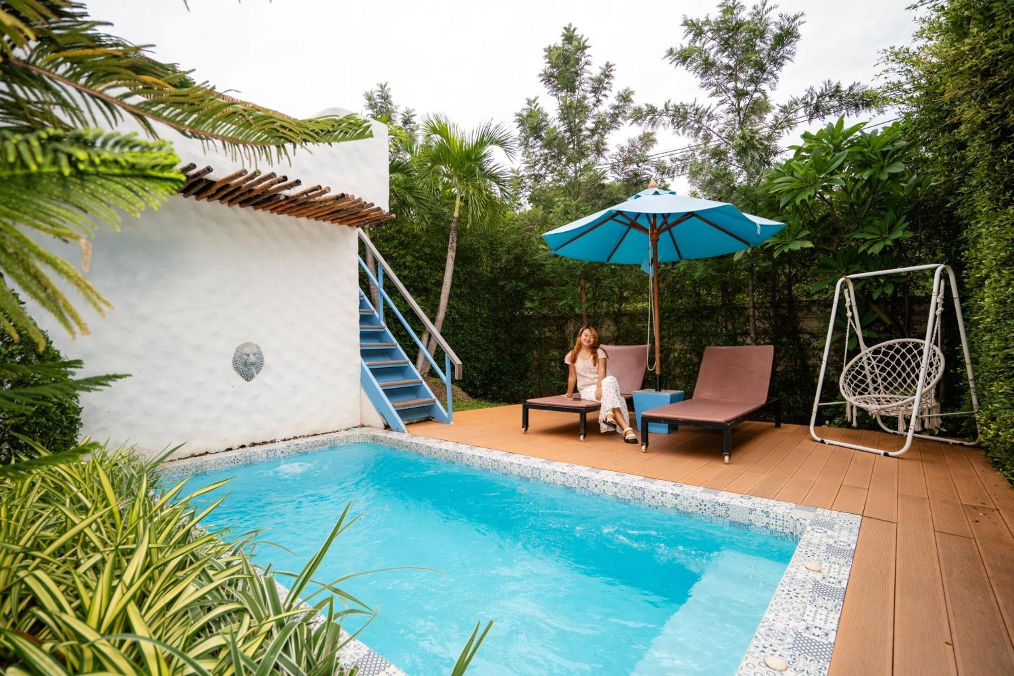 Le Resort&Villas Rawai Esterno foto A private pool at a resort in Thailand