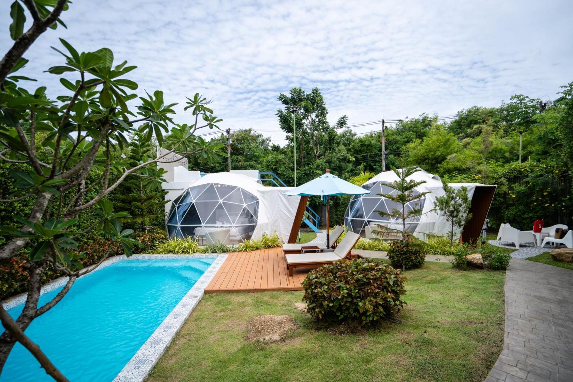 Le Resort&Villas Rawai Esterno foto The resort's pool and dome bungalows