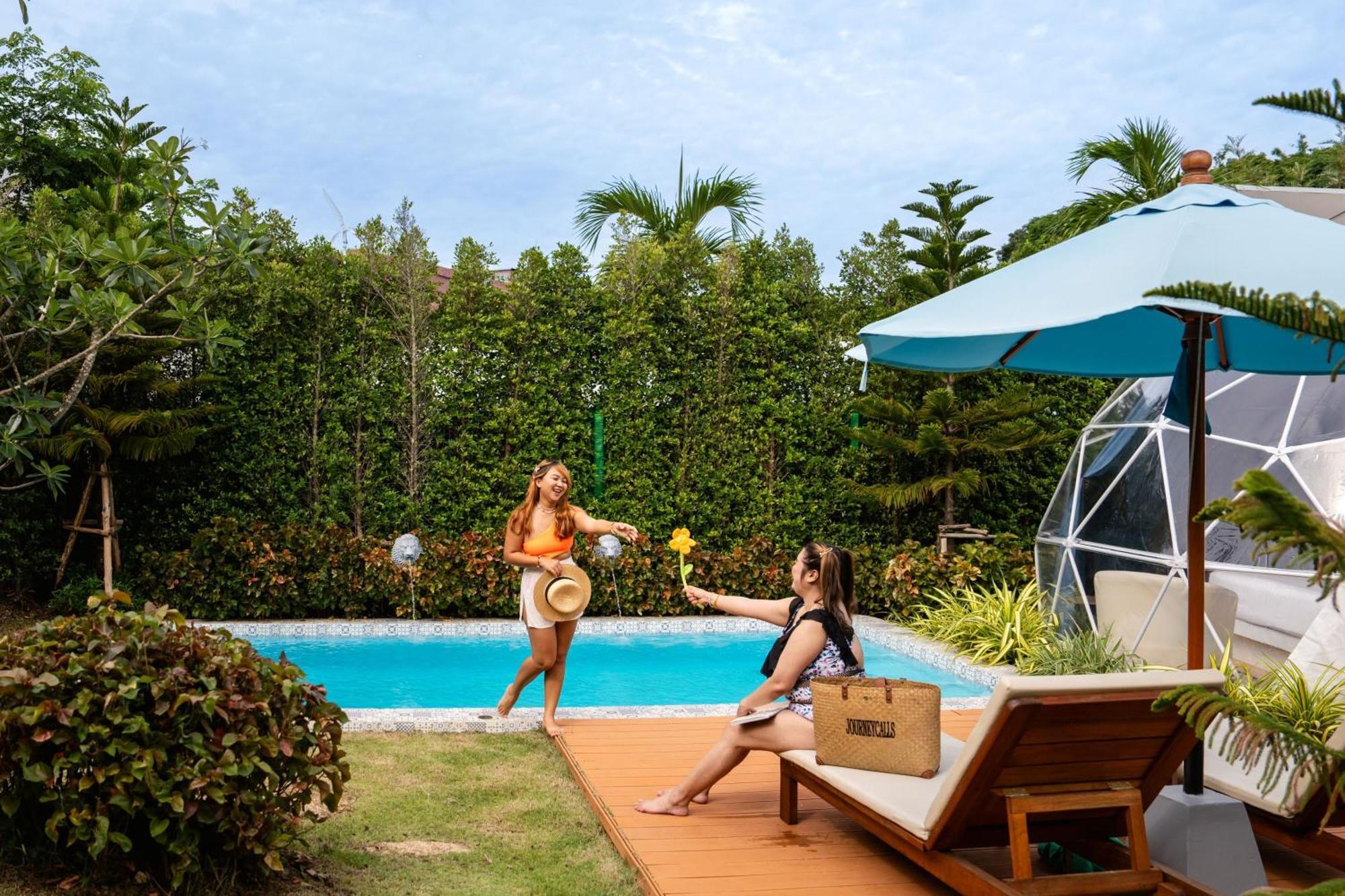 Le Resort&Villas Rawai Esterno foto A pool at a resort in Phuket, Thailand